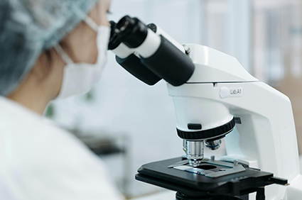 scientist-using-a-microscope-in-a-laboratory-environment-focus-on-research-and-analysis-6t-WR7oHBPZ2gVSjtTZjsw